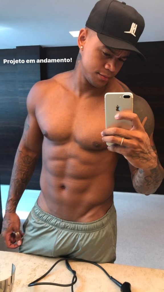 Leo Santana chama a atenção pelo 'volume' na cueca (Reprodução Instagram)